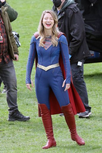 Melissa Benoist tourne une scène pour la dernière saison de «Supergirl» à Vancouver le 30 mars 2021
