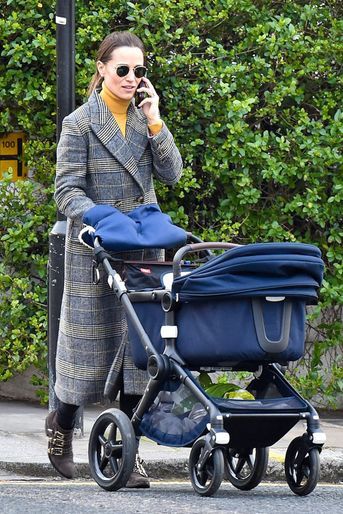 Pippa Middleton en promenade avec son fils Arthur à Londres en mars 2020
