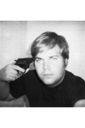 « Passionné d&#039;armes à feu, Hinckley avait déjà été arrêté en octobre dernier à l&#039;aéroport de Nashville. Dans sa valise, la police avait trouvé trois revolvers et une cinquantaine de chargeurs. Quatre jours plus tard, il achetait deux « calibre 22 » chez un prêteur à gages de Dallas. » - Paris Match n°1663, 10 avril 1981.