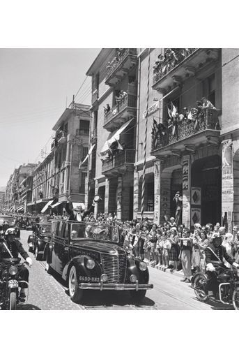 Le président Auriol saluant la foule rue d’Arzew, à Oran, lors de sa visite en Algérie du 29 mai au 5 juin 1949.