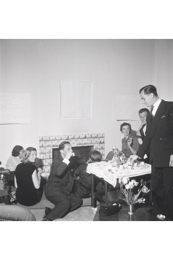A Alger, en 1951, de jeunes pieds-noirs se retrouvent entre amis dans le salon d’un immeuble cossu. 