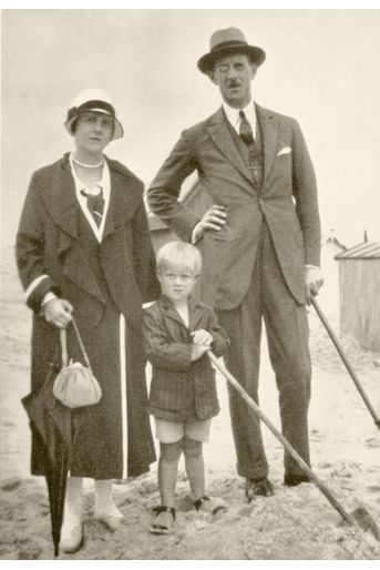 Le prince Philip avec ses parents le prince André de Grèce et la princesse Alice de Battenberg, vers 1925 
