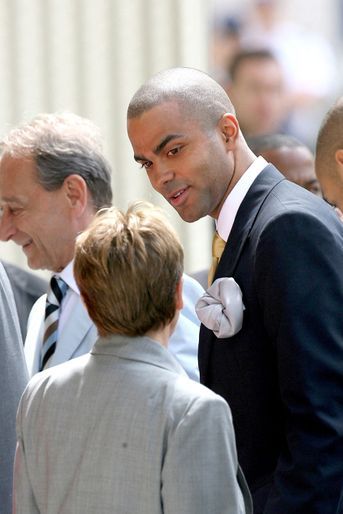Tony Parker arrive à son mariage civil à la mairie du IVe arrondissement à Paris, le 6 juillet 2007