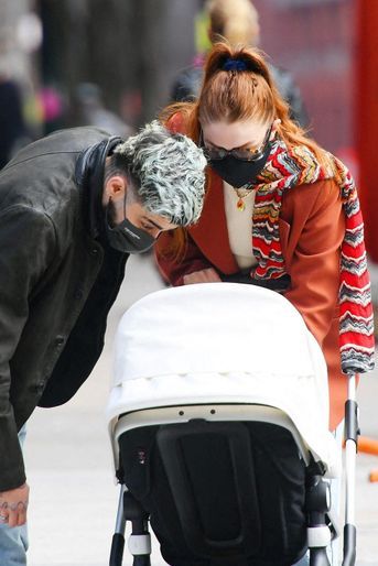 Zayn Malik et Gigi Hadid se promènent avec leur fille Khai en poussette à New York le 25 mars 2021