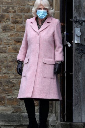 La duchesse de Cornouailles Camilla, en rose pâle, à Croydon le 3 mars 2021
