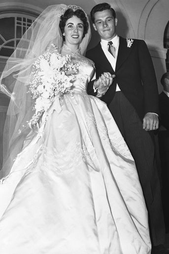 Elizabeth Taylor le jour de son mariage avec Conrad Nicholson Hilton Jr. (dit «Nicky Hilton»), l'héritier de la chaîne des hôtels. Leur union a duré 13 mois entre 1950 et 1951.