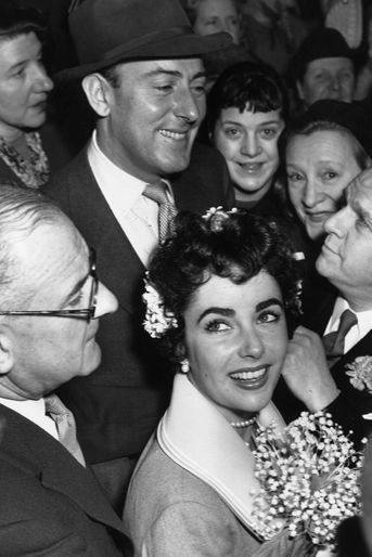 Elizabeth Taylor le jour de son mariage avec l'acteur Michael Wilding en février 1952. Le couple a divorcé en 1957.