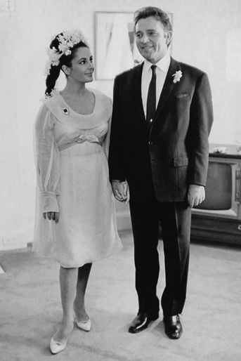 Elizabeth Taylor lors de son premier mariage avec l'acteur Richard Burton en mars 1964. Le couple a divorcé en 1974 pour se remarier en 1975, rompant définitivement en 1976.