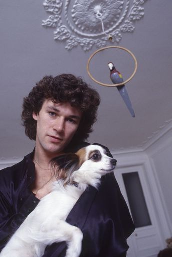 Le danseur français Patrick Dupond chez lui à Paris avec son chien le 17 juin 1986.