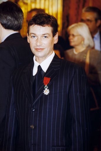 Patrick Dupond reçoit la Légion d&#039;Honneur le 20 avril 1999 à Paris, France. 