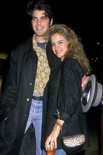 Kelly Preston (devenue en 1991 l&#039;épouse de John Travolta) et George Clooney en 1988. Le couple s&#039;est fréquenté pendant deux années jusqu&#039;en 1989.