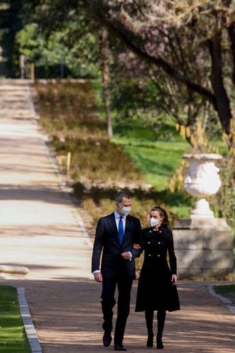 La reine Letizia et le roi Felipe VI d&#039;Espagne dans les jardins du Palais royal à Madrid, le 11 mars 2021