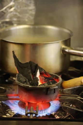  En utilisant la technique japonaise du feu violent, Mory Sacko célèbre les goûts de brûlé et de fumé de la cuisine africaine.