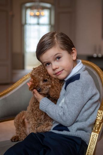 Le prince Oscar de Suède avec Rio, le chien de la famille. Photo diffusée pour ses 5 ans, le 2 février 2021