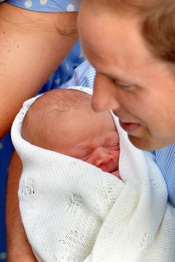 Le prince George de Cambridge, premier enfant de Kate Middleton et du prince William, avec celui-ci, le 23 juillet 2013
