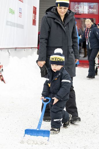Le prince Oscar de Suède avec sa mère, le 10 février 2019