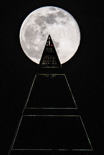 La pleine lune du 27 février 2021, derrière le Messeturm de Frankfort. 