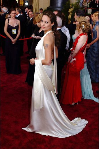 Angelina Jolie aux Oscars en 2004 (en robe Marc Bouwer et collier H. Stern)