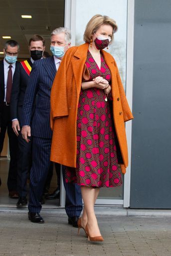 La reine Mathilde, en Dries Van Noten, et le roi des Belges Philippe à Charleroi, le 25 février 2021