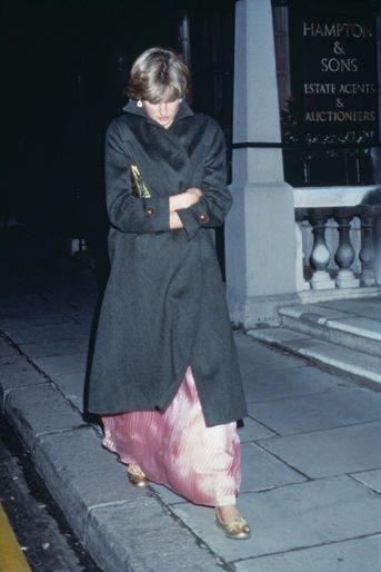 La jeune Diana Spencer, à peine liée au prince Charles et déjà poursuivie par les paparazzi dans les rues de Londres, en novembre 1980.