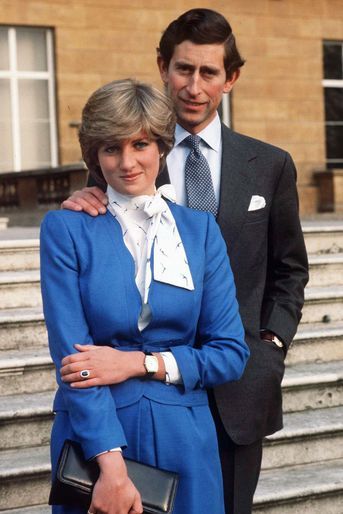Le prince Charles et Diana Spencer, dans les jardins de Buckingham pour la séance photo officielle de leur fiançailles, le 24 février 1981. 