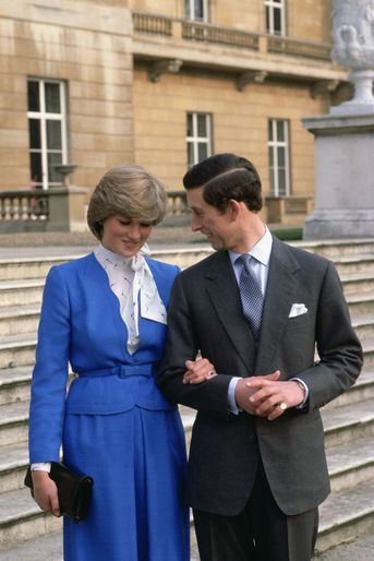 Le prince Charles et Diana Spencer, dans les jardins de Buckingham pour la séance photo officielle de leur fiançailles, le 24 février 1981. 