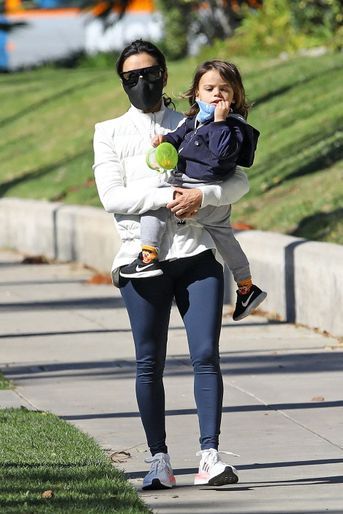 Eva Longoria avec son fils Santiago dans un parc de Los Angeles le 18 février 2021