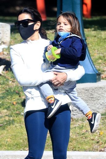 Eva Longoria avec son fils Santiago dans un parc de Los Angeles le 18 février 2021