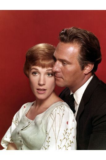 Julie Andrews et Christopher Plummer posent pour la promotion de "La Mélodie du bonheur" de Robert Wise en 1965.