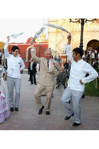 Le prince Charles dans une danse du foulard à Campeche au Mexique, le 4 novembre 2014