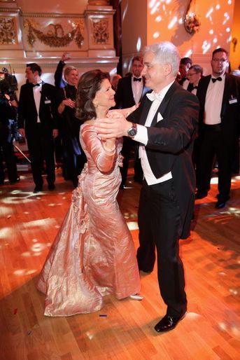 La reine Silvia de Suède dansant avec Hans-Joachim Frey à Dresde en Allemagne, le 7 février 2014