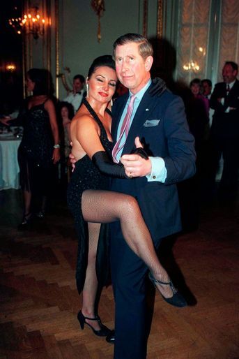 Le prince Charles dansant le tango argentin à Buenos Aires, le 9 mars 1999