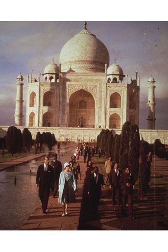 La reine Elizabeth II et le prince Philip au Taj Mahal à Agra en Inde, en janvier 1961
