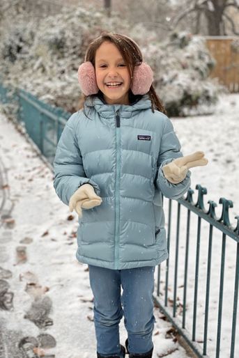 La princesse Athena de Danemark dans la neige à Paris, une des photos diffusées pour ses 9 ans, le 24 janvier 2021