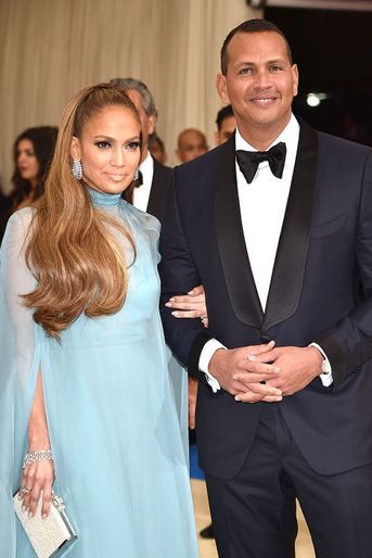 Jennifer Lopez et Alex Rodriguez au gala du MET à New York en mai 2017. Le couple se fréquente a annoncé ses fiançailles en 2019 avant de rompre en 2021.
