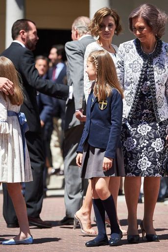 La reine Letizia et l&#039;ex-reine Sofia avec Leonor à sa communion à Madrid, le 20 mai 2015