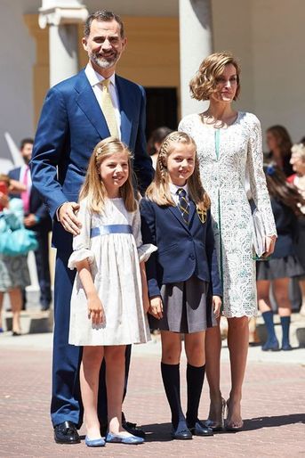 La reine Letizia et le roi Felipe VI avec Leonor et Sofia à la communion de Leonor à Madrid, le 20 mai 2015