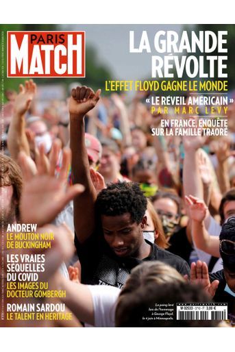 Le grand révolte : Le poing levé lors de l’hommage à George Floyd, à Minneapolis - Paris Match n°3710, 11 juin 2020