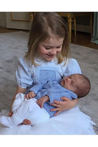 Le prince Oscar de Suède avec sa soeur la princesse Estelle. Photo diffusée le 24 mars 2016.