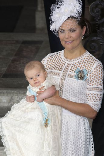Le prince Oscar de Suède avec sa mère, le jour de son baptême, le 27 mai 2016 