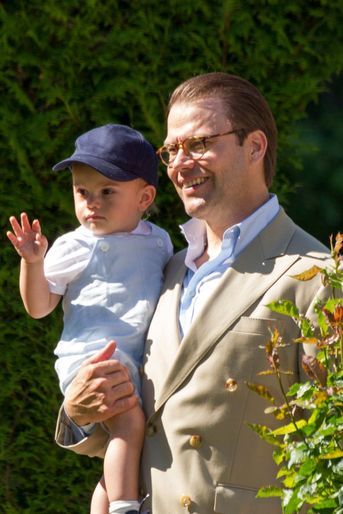 Le prince Oscar de Suède avec son père, le 14 juillet 2017