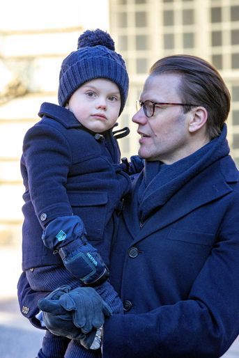 Le prince Oscar de Suède avec son père, le 12 mars 2019