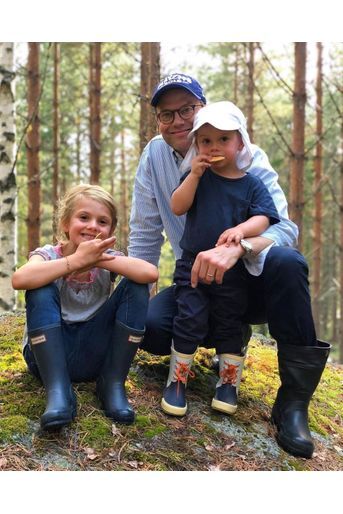 Le prince Oscar de Suède avec son père et sa soeur. Photo diffusée le 18 août 2019