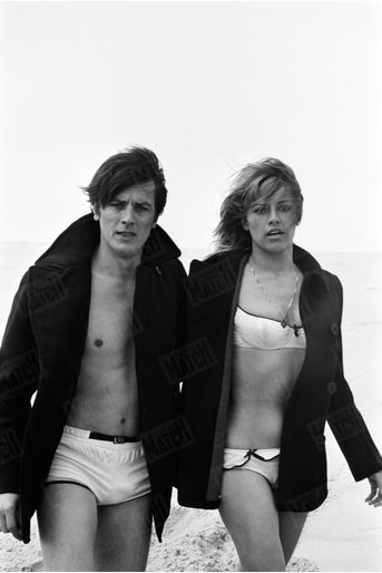 Nathalie et Alain Delon en vacances sur la plage d'Arcachon, en mai 1967.