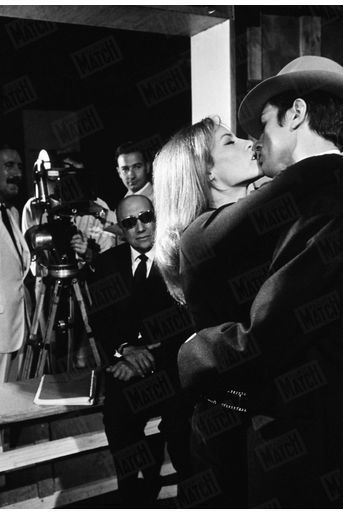 Nathalie et Alain Delon sur le tournage du film le &quot;Samouraï&quot; de Jean-Pierre Melville, en juillet 1967.