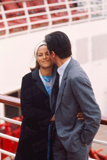 Nathalie et Alain Delon en voyage de noces sur le paquebot "France" où ils ont embarqué le lendemain de leur mariage, en août 1964.