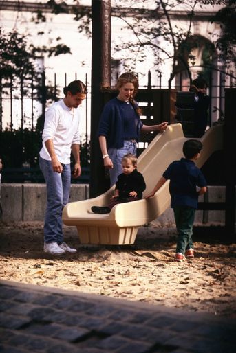 Nicole Kidman et Tom Cruise avec leur fille Isabella à Central Park, en septembre 1994.