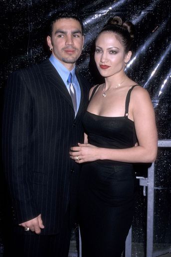 Ojani Noa et Jennifer Lopez lors d&#039;une inauguration à Los Angeles en février 1998. Le couple a été marié entre 1997 et 1998.