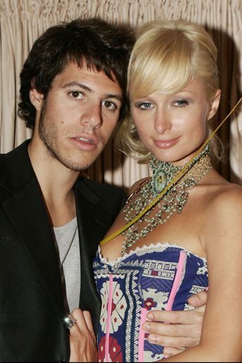 Paris Latsis (héritier grec) et Paris Hilton ont été ensemble entre 2004 et 2005, période durant laquelle ils ont été aussi fiancés