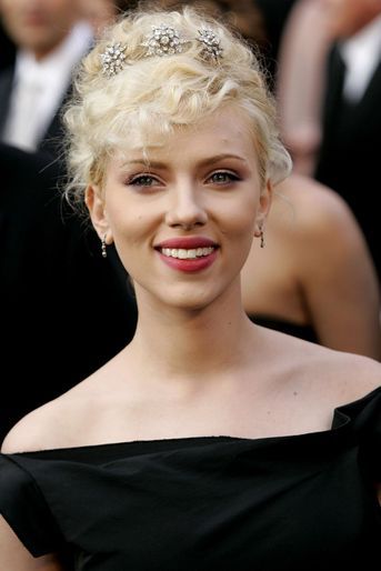 Scarlett Johansson (en robe Roland Mouret et tiare Fred Leighton) aux Oscars 2005